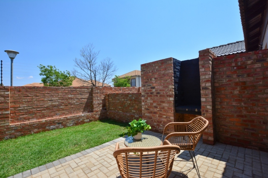 To Let 2 Bedroom Property for Rent in Van Der Hoff Park North West